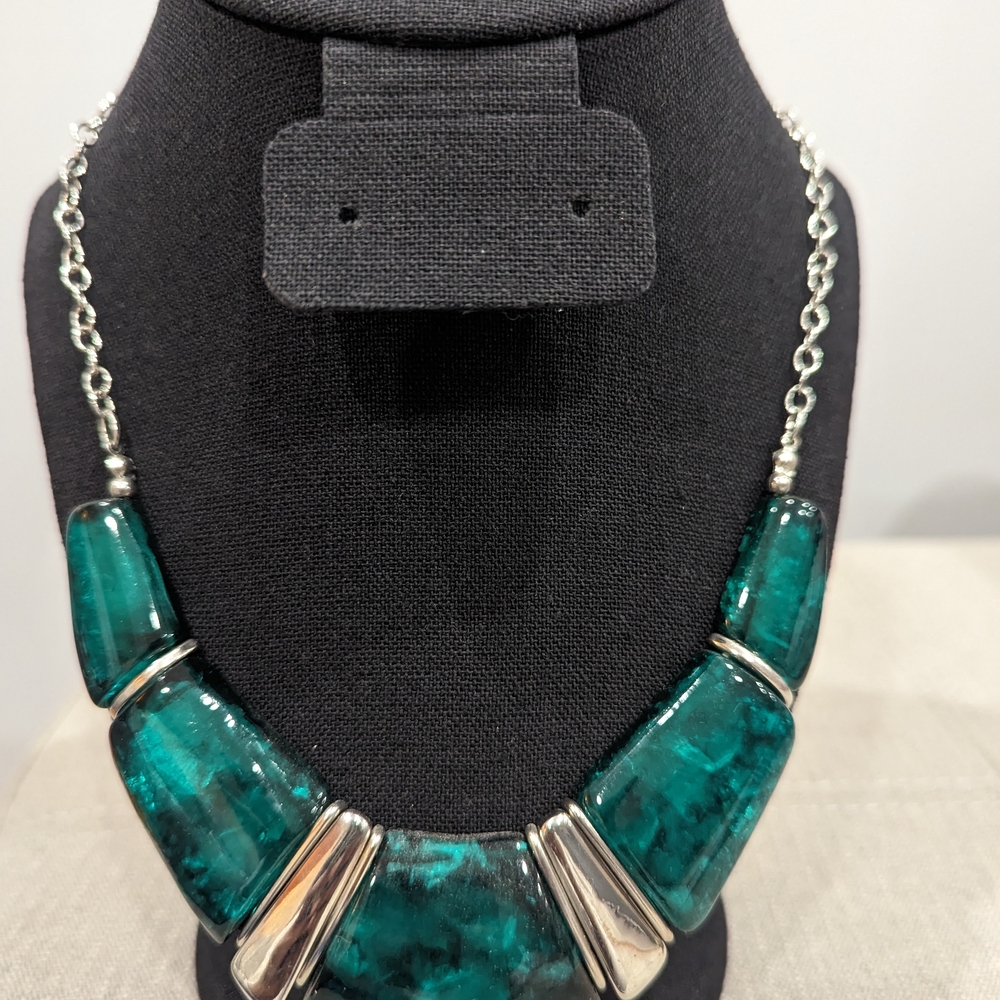 Elegant Green and Silver Necklace